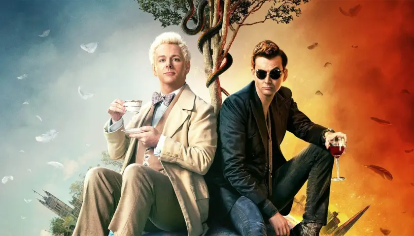 Un angelo e un demone, protagonisti di una **good omens recensione**, siedono fianco a fianco. Piume bianche e rosse fluttuano in un cielo diviso tra azzurro e fuoco.