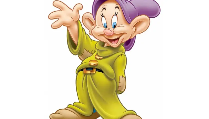 Un dei sette nani, con cappello viola e tunica verde, saluta allegramente.