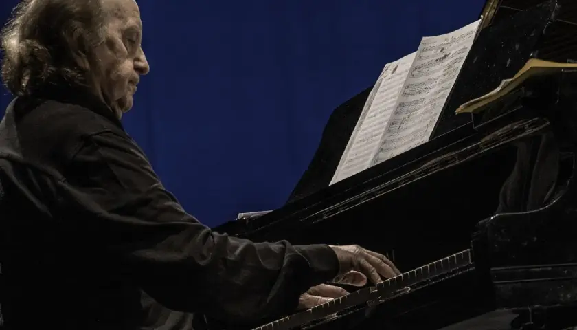 Un anziano pianista, con i capelli lunghi e grigi, suona un pianoforte a coda. Le sue mani esperte danzano sui tasti, seguendo uno spartito. Le recensioni per il pianista sono unanimi: un vero maestro.