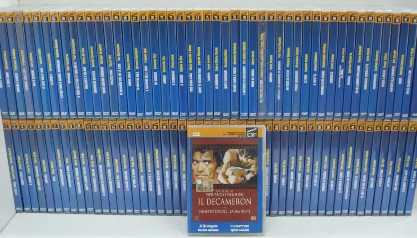 Una vasta collezione di DVD di film italiani, con "Il Decameron" di Pier Paolo Pasolini in primo piano, testimonia la ricca distribuzione cinematografica.