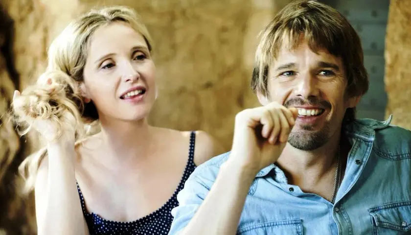Ethan Hawke e Julie Delpy, protagonisti della **before midnight trilogia**, sorridono in un momento intimo.