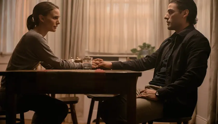 Una coppia si tiene per mano a tavola, un momento di intimità che anticipa l'annientamento recensione.
