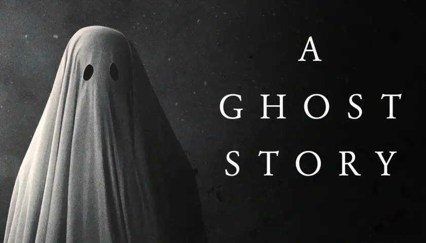 Un fantasma coperto da un lenzuolo con due buchi per gli occhi, con il titolo "A Ghost Story" in bianco.