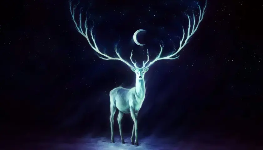 Cervo spettrale sotto la luna, con corna luminose che si estendono tra le stelle. La sua aura eterea suggerisce che il male non esiste, spiegazione finale.