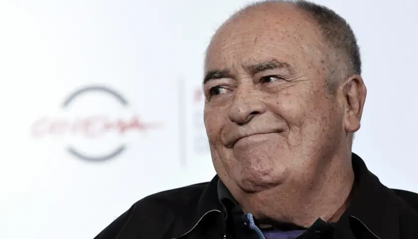 Ritratto di Bernardo Bertolucci, regista scomparso. La causa morte è stata legata a problemi di salute.