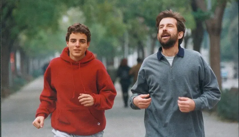 Due uomini corrono in un parco. Uno indossa una felpa rossa, l'altro una grigia. Forse stanno pianificando la trama della stanza del figlio.