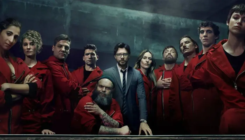 Il cast de "La casa di carta" in tuta rossa, pronto per un colpo. Le recensioni della serie sono entusiastiche.