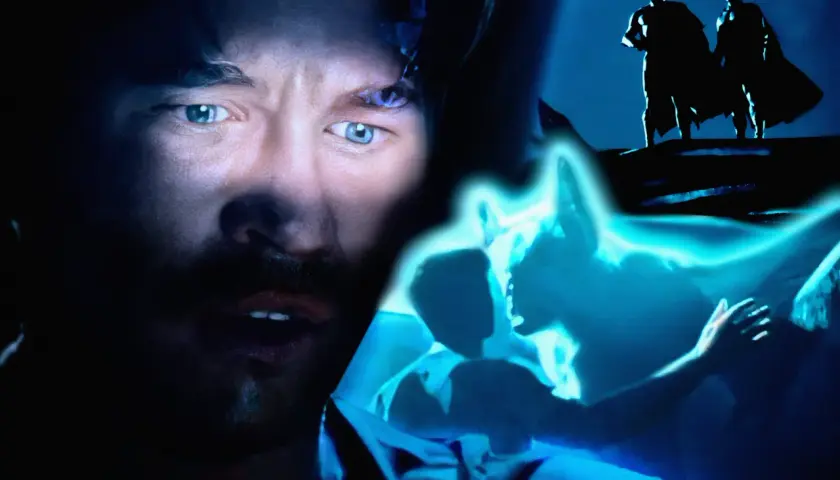 Occhi di Val Kilmer in primo piano, silhouette di Batman e Robin in lontananza, scene di Batman Forever Schumacher cut.