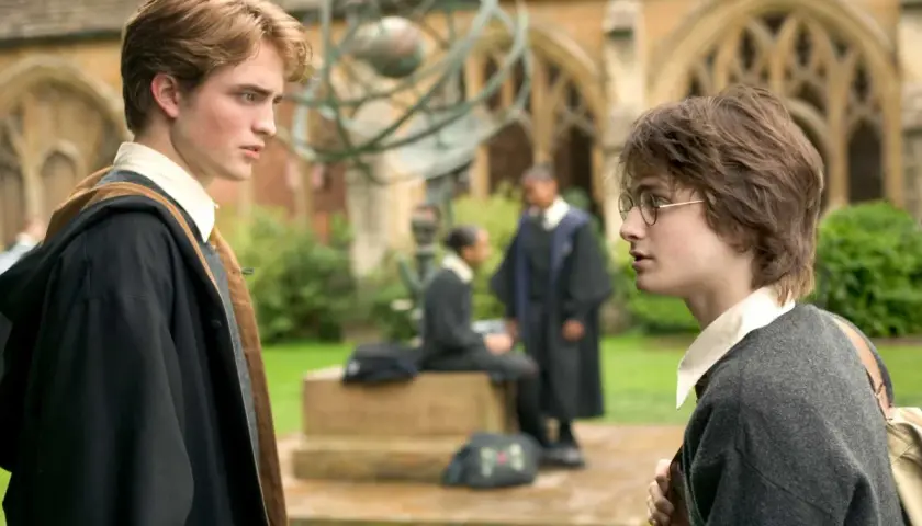 Robert Pattinson, chi ha interpretato Cedric Diggory, parla con Harry Potter nel cortile di Hogwarts.