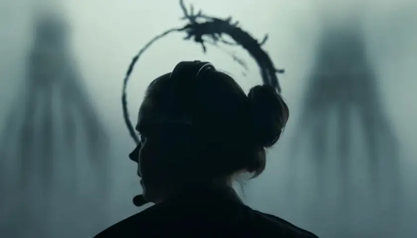 La protagonista di Arrival, in una scena chiave per la recensione, affronta l'ignoto. Le sagome aliene incombono.