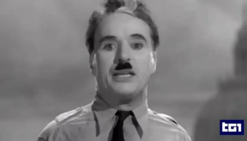 Charlie Chaplin, con baffi e camicia, ricorda il suo discorso in "Il grande dittatore", un film che gli valse un Oscar onorario.