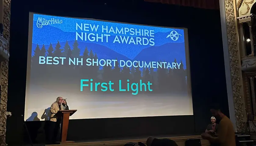 Sul palco, "First Light" celebra il miglior cortometraggio documentario ai New Hampshire Night Awards.