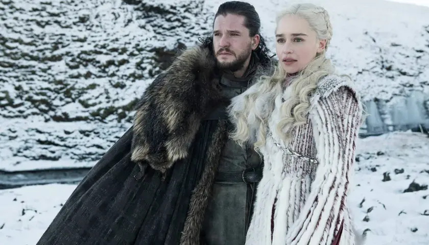 Jon Snow e Daenerys Targaryen in un paesaggio innevato. La loro storia epica, con la durata episodi di Game of Thrones, è indimenticabile.