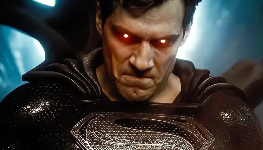 Primo piano di un Superman cattivo, con occhi rossi incandescenti e un'espressione minacciosa. Il costume nero e il mantello suggeriscono un lato oscuro in questo film.