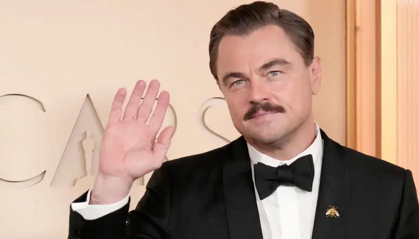 Leonardo DiCaprio, con baffi e smoking, saluta. Quanti Oscar ha vinto Leonardo DiCaprio? Uno, per "The Revenant".