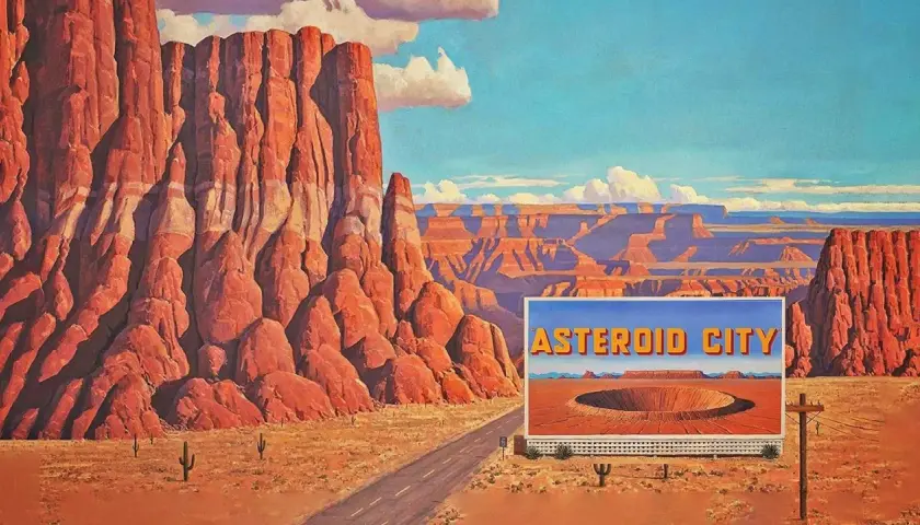 Un deserto rosso con canyon imponenti e un cartello che annuncia "Asteroid City". Un'immagine che evoca mistero e avventura, perfetta per una spiegazione del film.