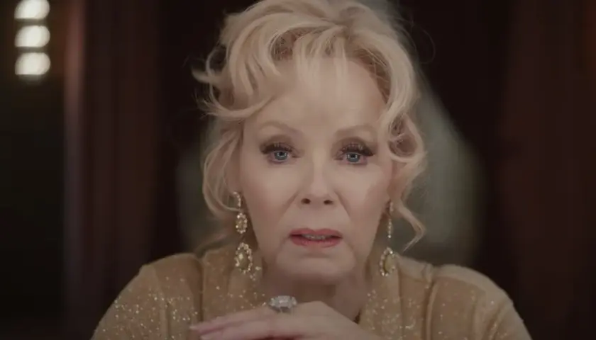 Jean Smart, parte del cast di Babylon, con un'espressione intensa e gioielli scintillanti.