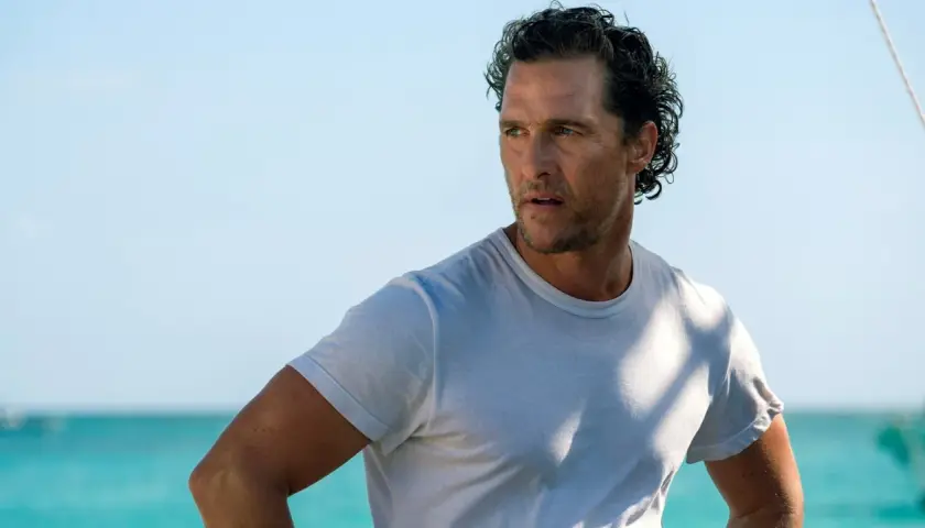 Matthew McConaughey, con sguardo intenso, su uno sfondo marino. Le recensioni per "Serenity - L'isola dell'inganno" potrebbero descrivere questa scena.