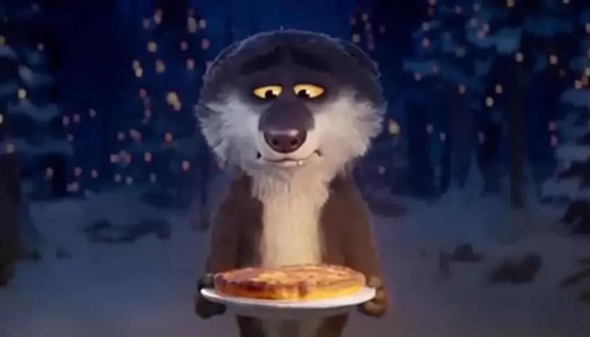 Un lupo dei lupis, con un'espressione un po' malinconica, offre una torta in un bosco illuminato da lucine.