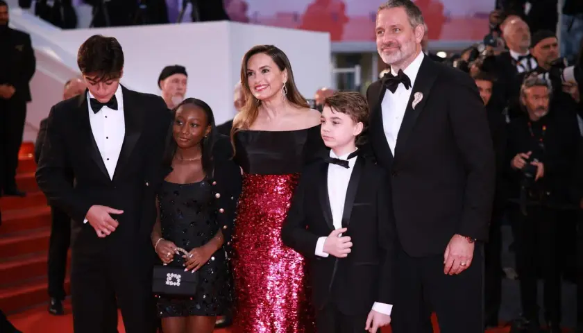 La famiglia di Jayne Mansfield, con i suoi figli, posa sul red carpet.