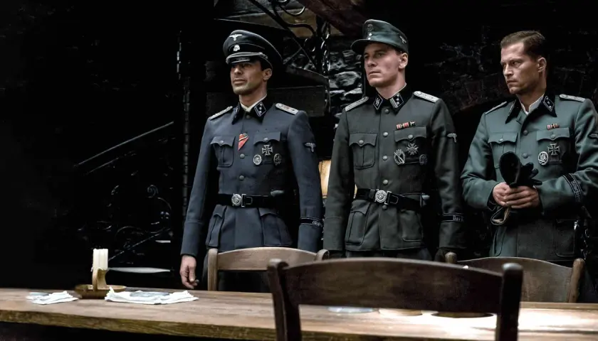 Tre ufficiali nazisti in uniforme, un'immagine che evoca il significato di "bastardi senza gloria".