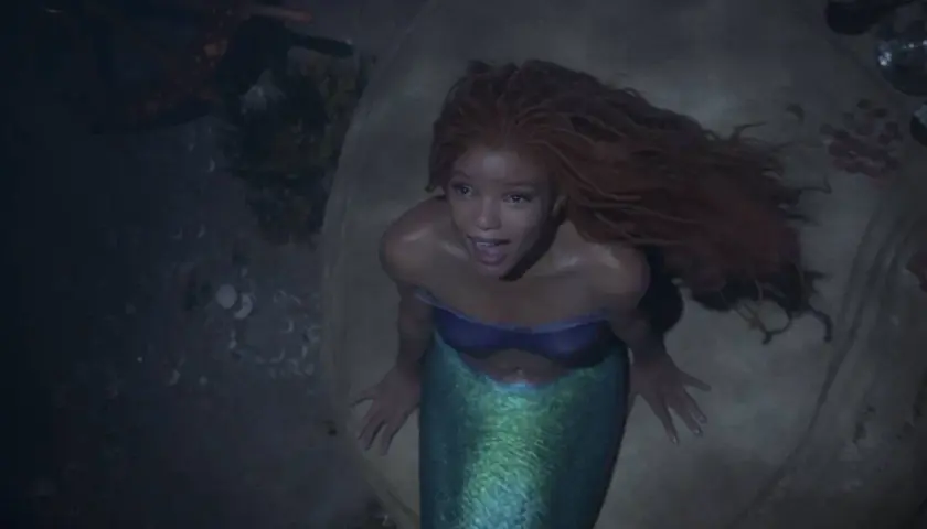 La sirenetta recensioni: Ariel, con la sua coda scintillante, emerge dall'acqua, un'immagine che cattura l'essenza della magia marina.