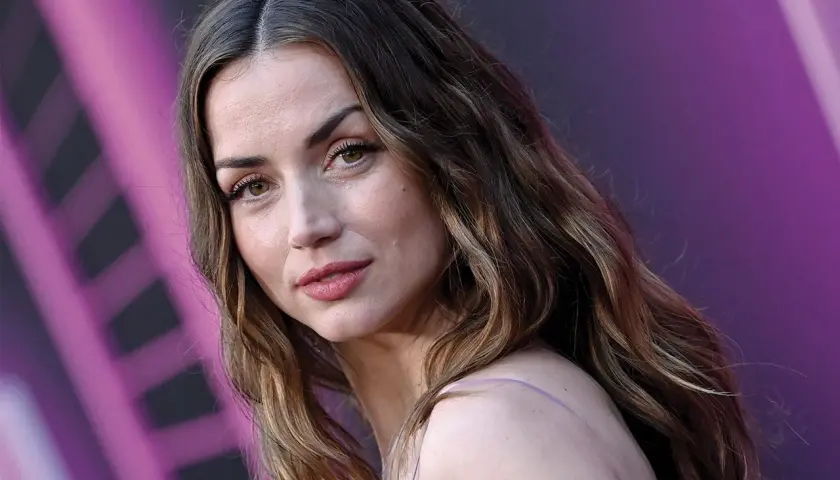 Primo piano di Ana de Armas giovane, con capelli castani mossi e sguardo intenso.