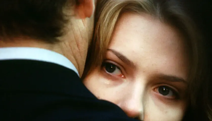 Un primo piano intenso di Charlotte, con un occhio lucido, abbracciata a Bob. La trama di Lost in Translation cattura la solitudine e la connessione inaspettata.