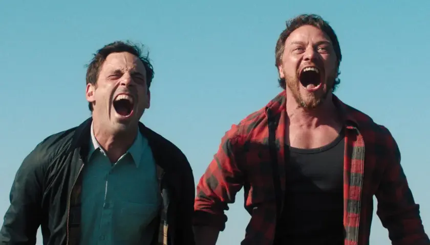 Il cast di Speak No Evil, due uomini urlano con le bocche spalancate sotto un cielo azzurro.