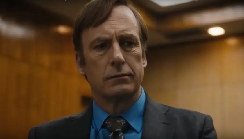 Jimmy McGill, protagonista di una **better call saul recensione**, con sguardo pensieroso e abito scuro.