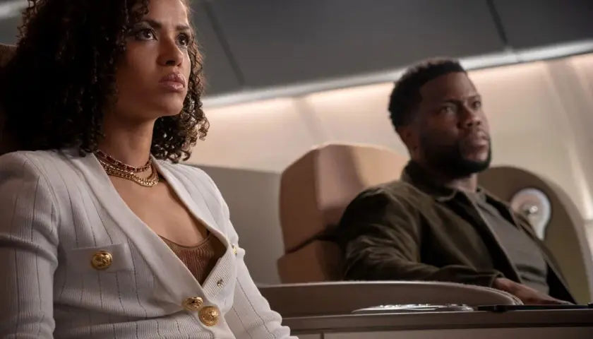 Il cast di Lift, Gugu Mbatha-Raw e Kevin Hart, seduti in aereo, sembrano pronti per un'avventura.