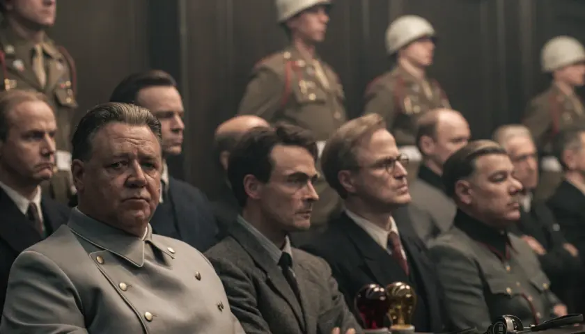 La recensione del film "Il processo ai nazisti" a Norimberga: uomini in uniforme e abiti civili siedono in un'aula di tribunale.