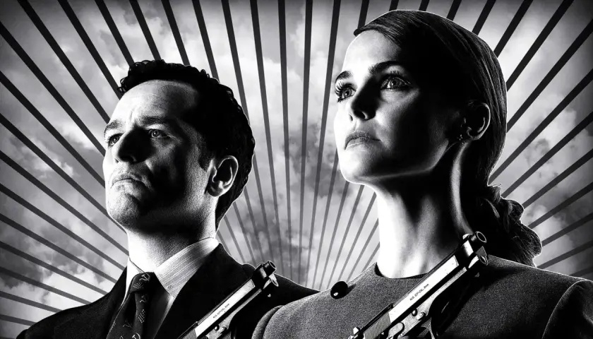 Philip e Elizabeth Jennings, protagonisti di "The Americans", con pistole pronte. Le recensioni della serie lodano la tensione e la recitazione.