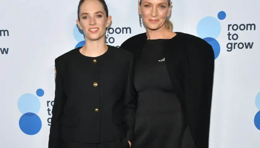Maya Hawke e Uma Thurman, madre e figlia, posano insieme con eleganza in abiti neri.