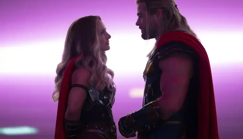 Thor e Jane si guardano intensamente, un momento chiave nelle recensioni di Thor Love and Thunder.
