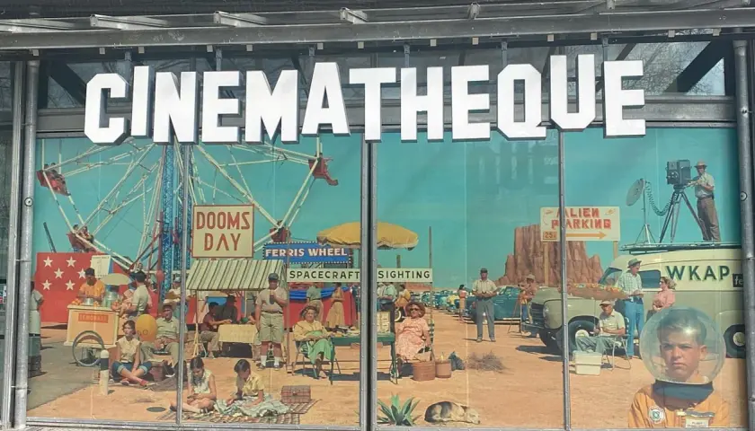 Un'installazione artistica per la Cinematheque, con un'atmosfera da fiera e un tocco di fantascienza, ricorda le opere di Jerskin Fendrix.