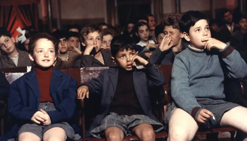 Bambini in sala, rapiti dalla magia del cinema, come in "Nuovo Cinema Paradiso" di Alfredo.