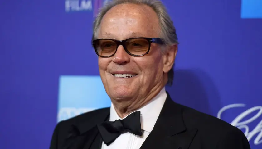 Peter Fonda sorride con occhiali scuri. La sua causa morte è stata un argomento di discussione.