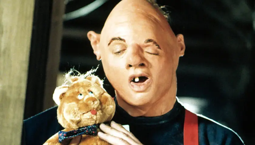 Sloth, membro della banda fratelli Goonies, abbraccia il suo orsacchiotto preferito, "Baby Ruth".