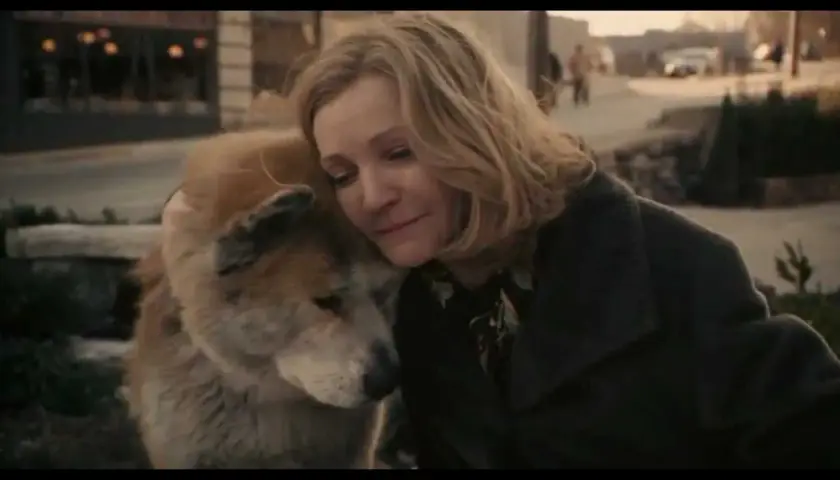 Una donna abbraccia teneramente il suo cane Akita. Una scena commovente che ricorda "Hachiko - il tuo migliore amico", un film che celebra il legame indissolubile tra uomo e animale.