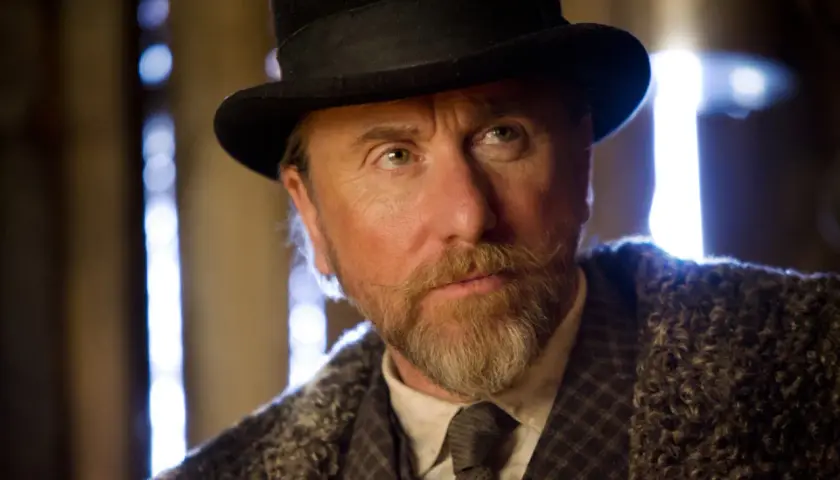 Tim Roth con cappello e barba, un personaggio enigmatico che fa pensare alle recensioni de "The Hateful Eight".