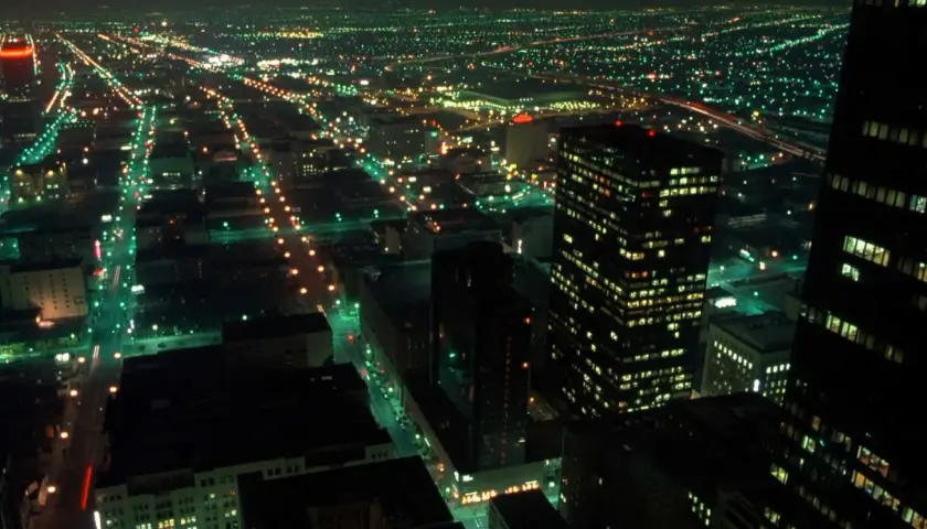 Luci urbane notturne, un paesaggio che evoca il **koyaanisqatsi significato**: vita caotica, squilibrio, mondo che va in pezzi.