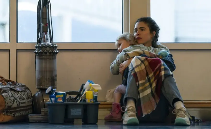 Maid - recensione della miniserie Netflix su abuso e povertà