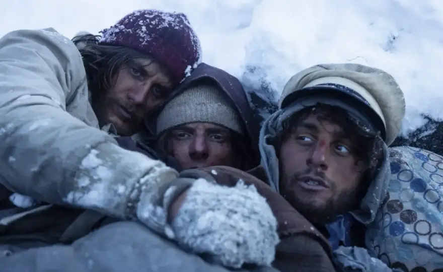 La società della neve nelle recensioni - luci, limiti e forza del film