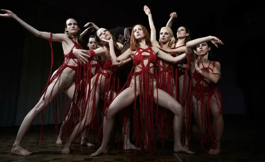 Suspiria di Guadagnino - recensione di un horror divisivo