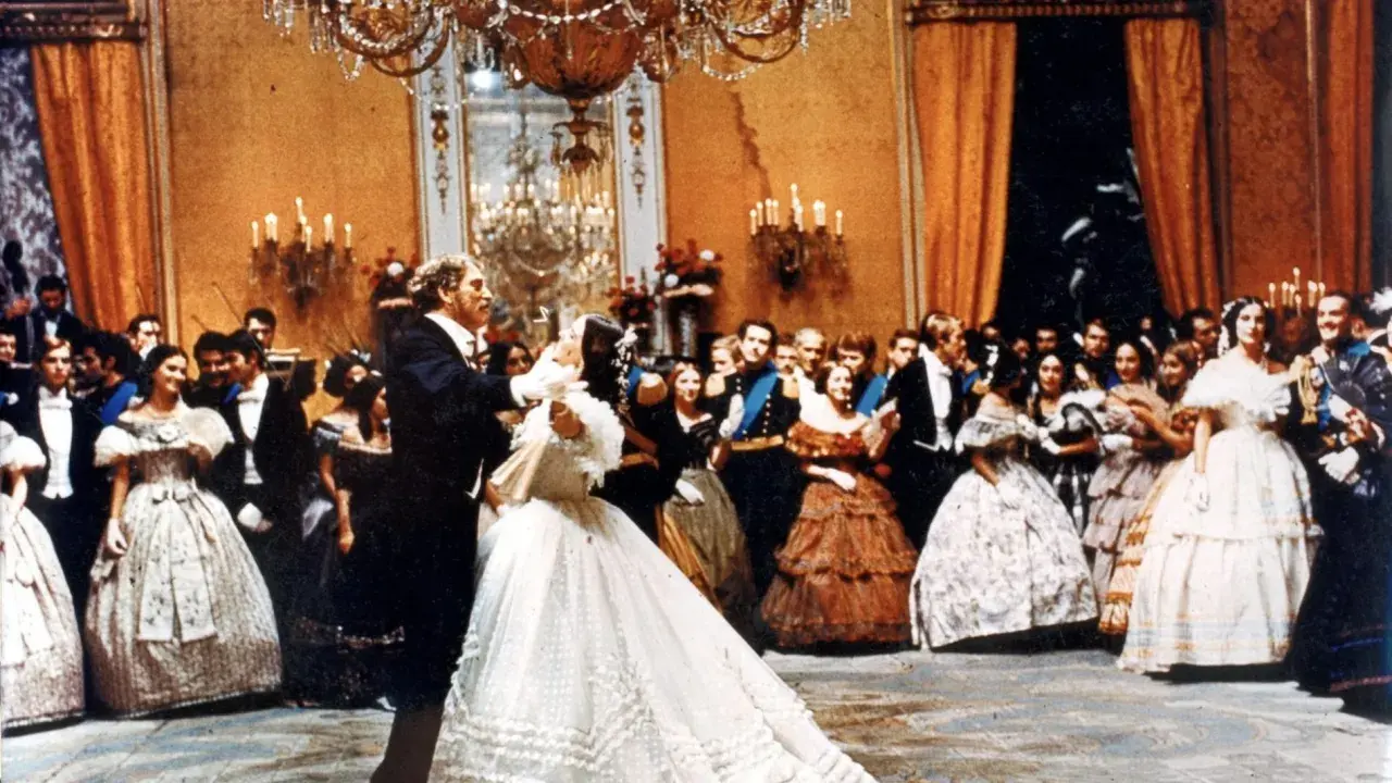 Una scena del ballo ne "Il Gattopardo", con Don Fabrizio che danza con Angelica. Un'icona del cinema.