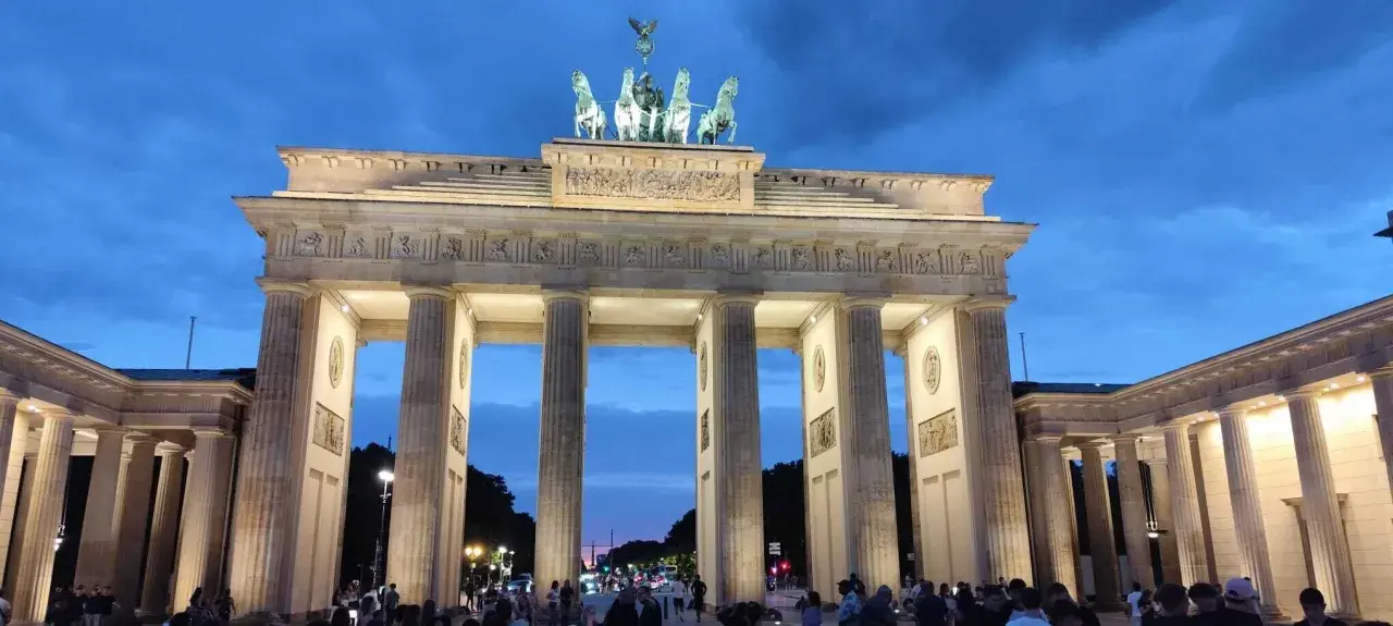 Porta di Brandeburgo illuminata al crepuscolo, un'icona di Berlino. Le recensioni su questa città sono sempre positive!