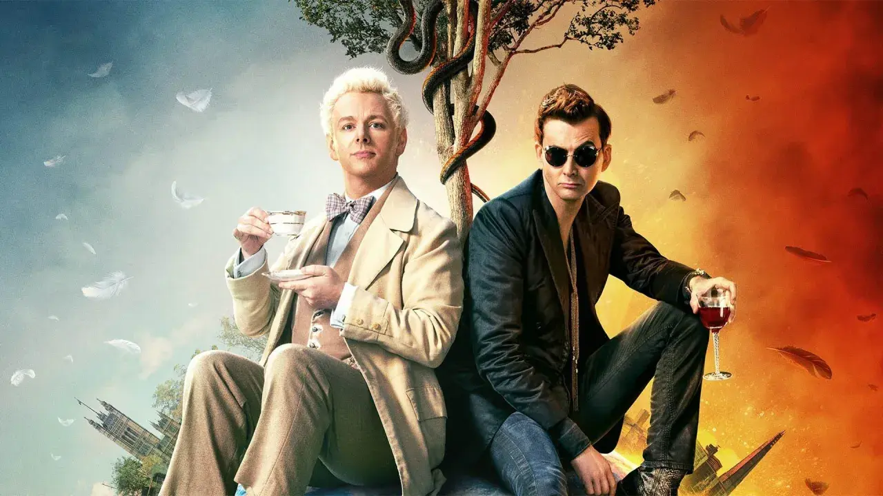 Un angelo e un demone, protagonisti di una **good omens recensione**, siedono fianco a fianco. Piume bianche e rosse fluttuano in un cielo diviso tra azzurro e fuoco.