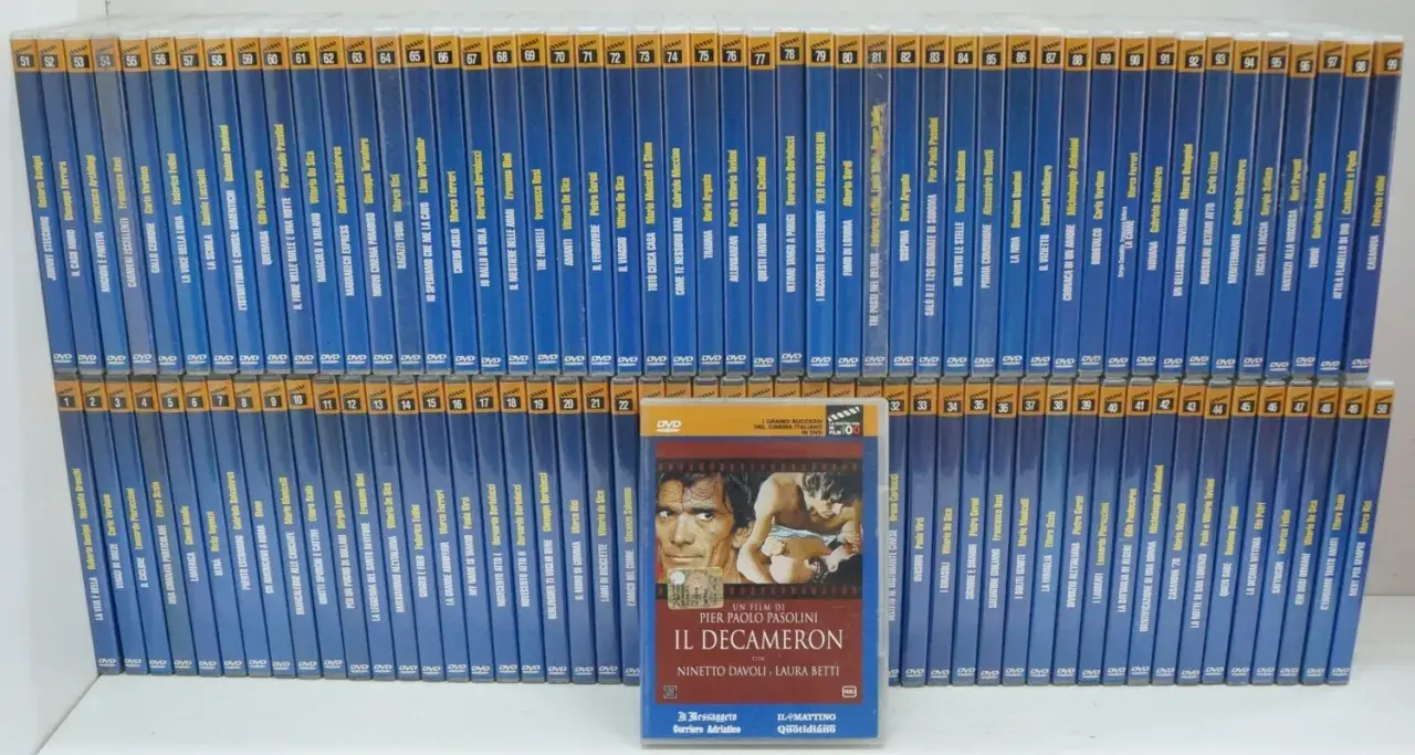 Una vasta collezione di DVD di film italiani, con "Il Decameron" di Pier Paolo Pasolini in primo piano, testimonia la ricca distribuzione cinematografica.