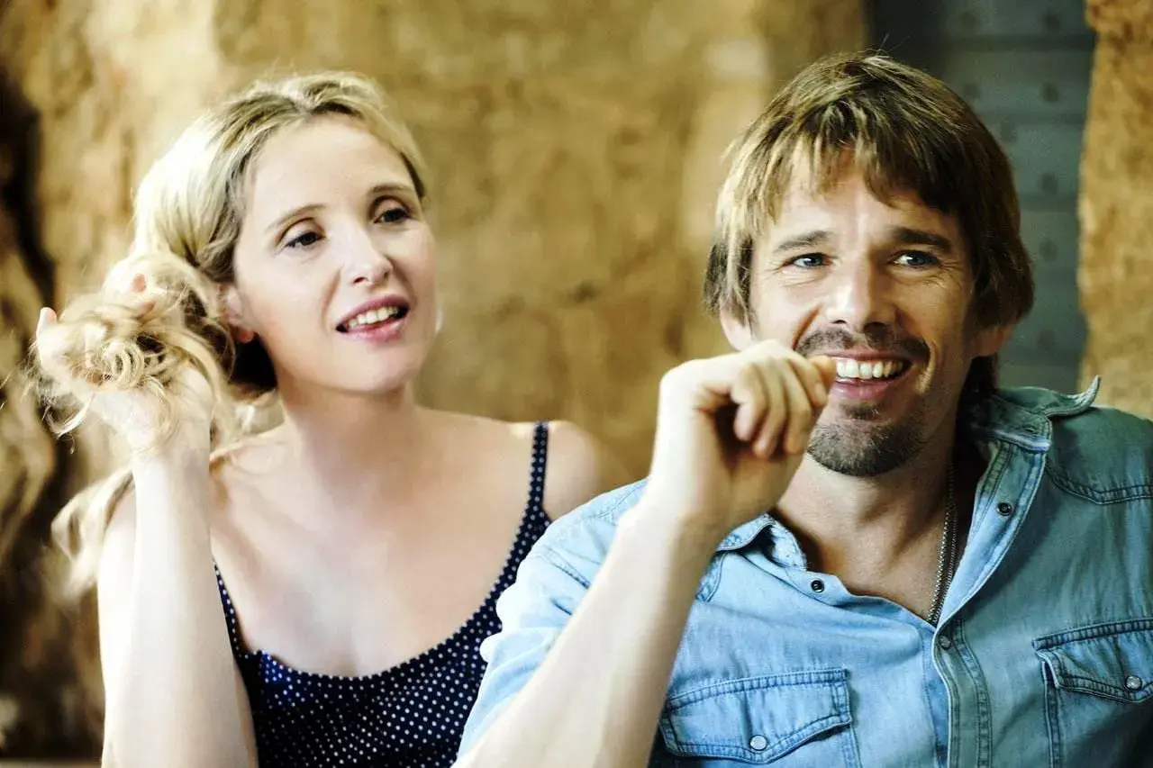 Ethan Hawke e Julie Delpy, protagonisti della **before midnight trilogia**, sorridono in un momento intimo.